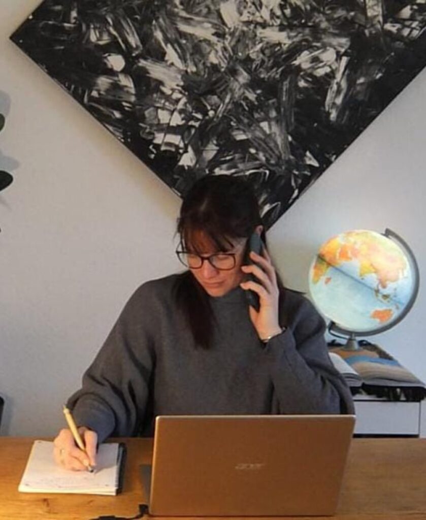 streetworker-yoko-bergmann-im-beratungsgespraech