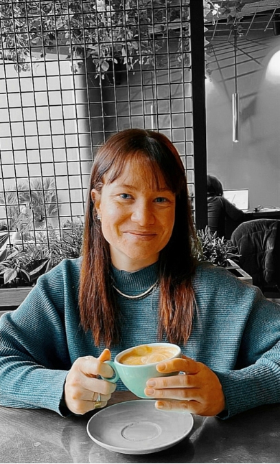 streetworker-yoko-bergmann-im-cafe